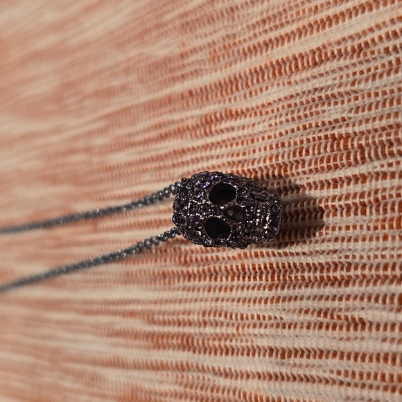 SIMPLY VERA VERAWANG BLUE SKELETON HEAD HALLOWEEN NECKLACE - Picture 6 of 10